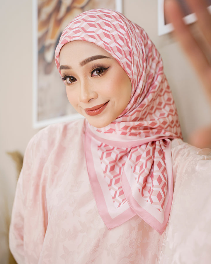 Kyra Satin Printed Square Pink
