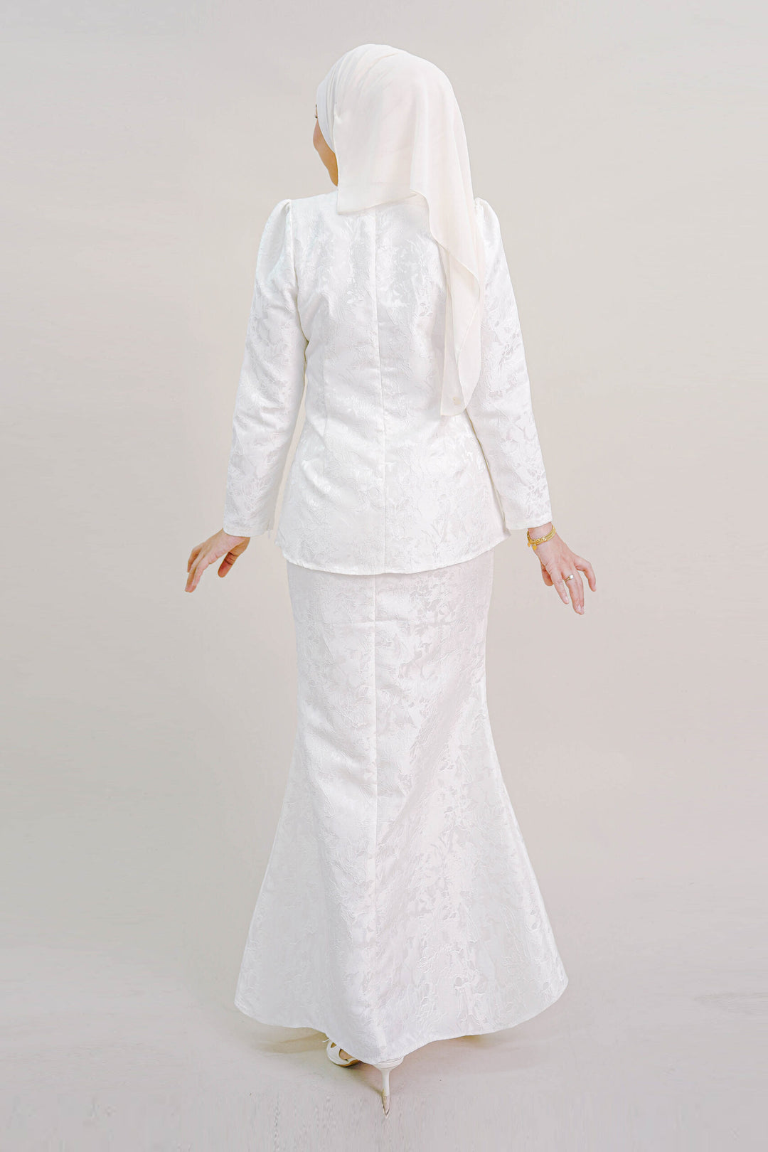 Zenata Kurung in White