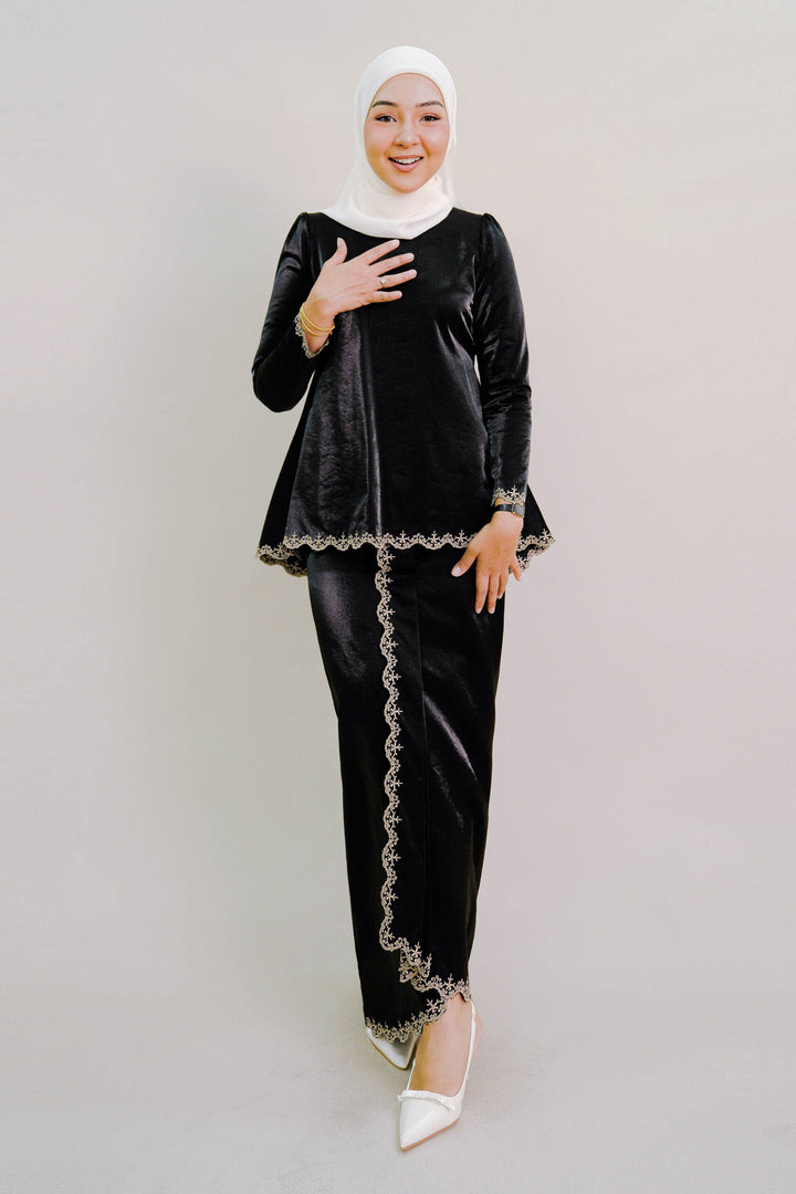 Della Kurung in Black