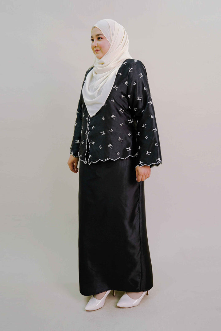 Ilona Plus Size Kebaya Modern in Black