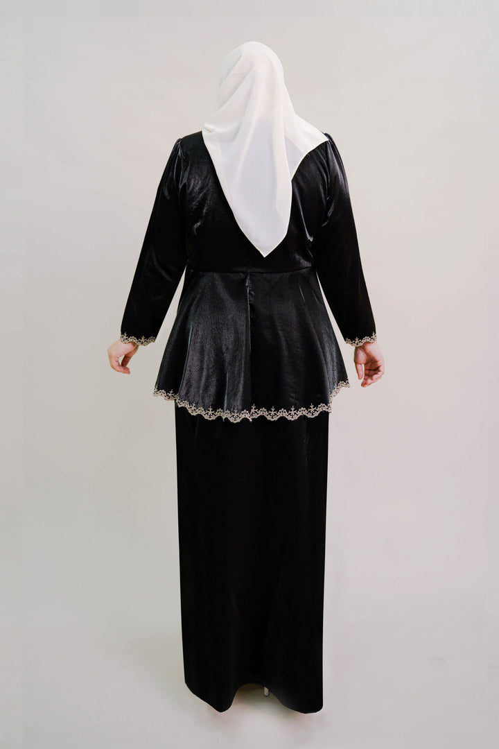 Della Plus Size Kurung in Black