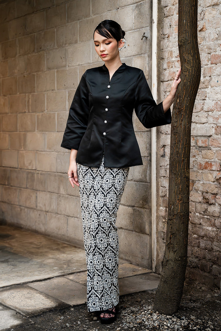 Eloni Kurung in Black