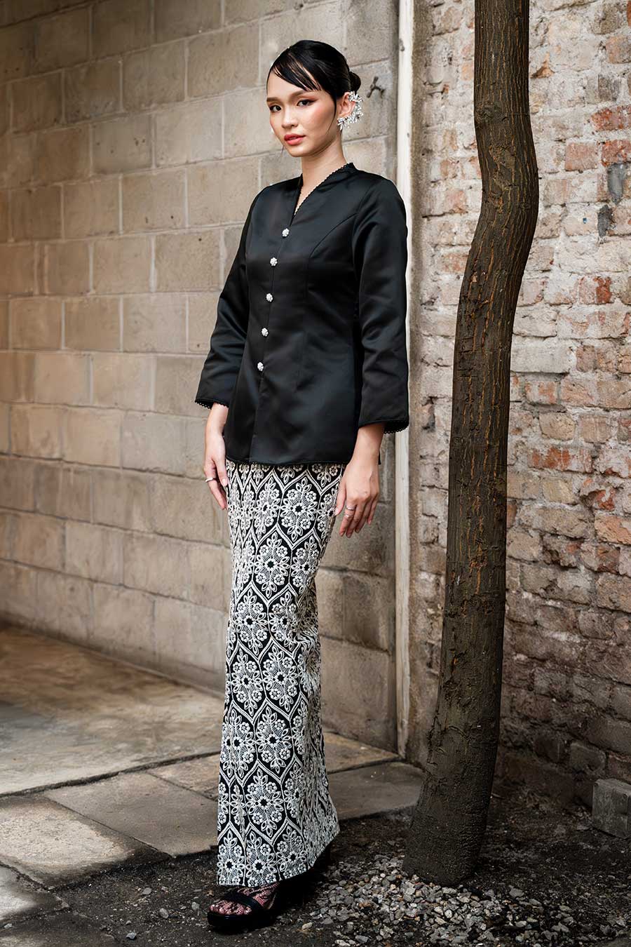 Eloni Kurung in Black