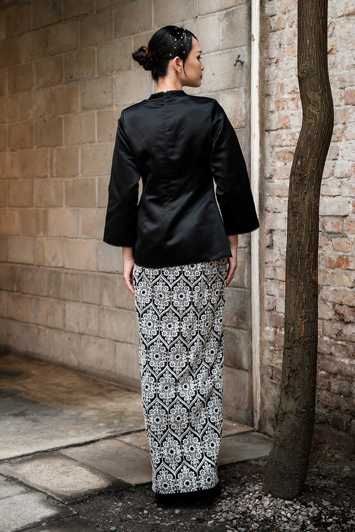 Eloni Kurung in Black