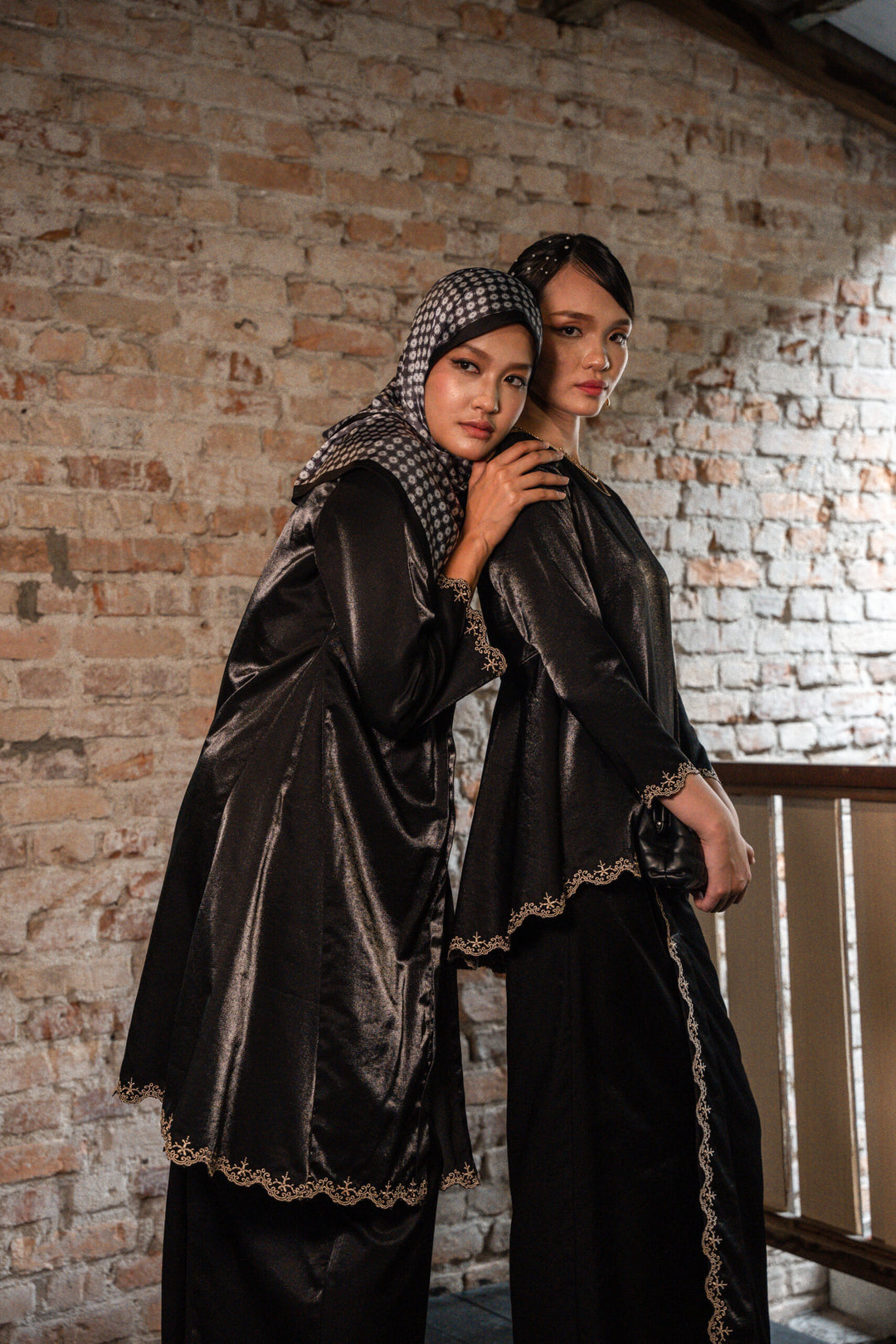 Della Kurung in Black