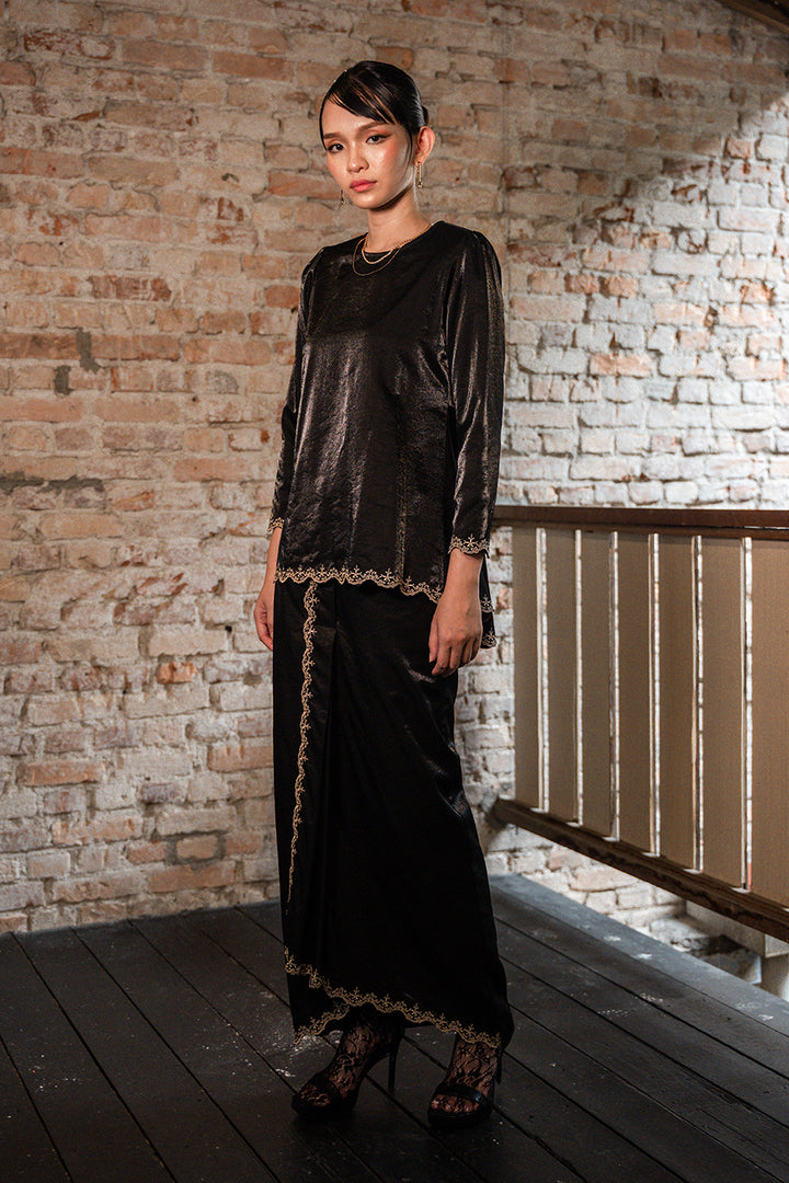 Della Kurung in Black
