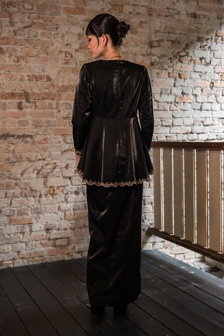 Della Kurung in Black