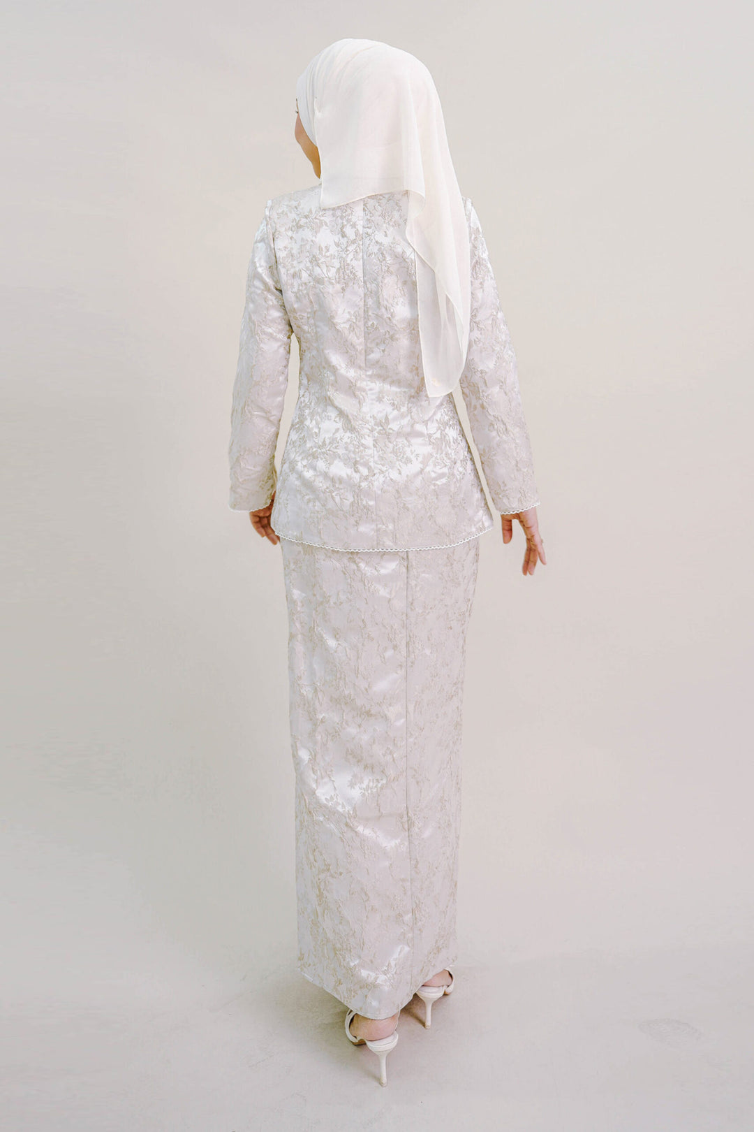Clarisa Kurung in Champagne