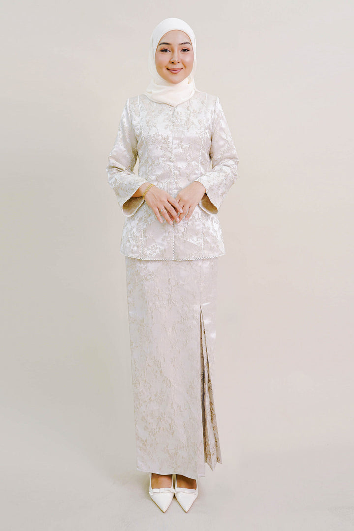 Clarisa Kurung in Champagne