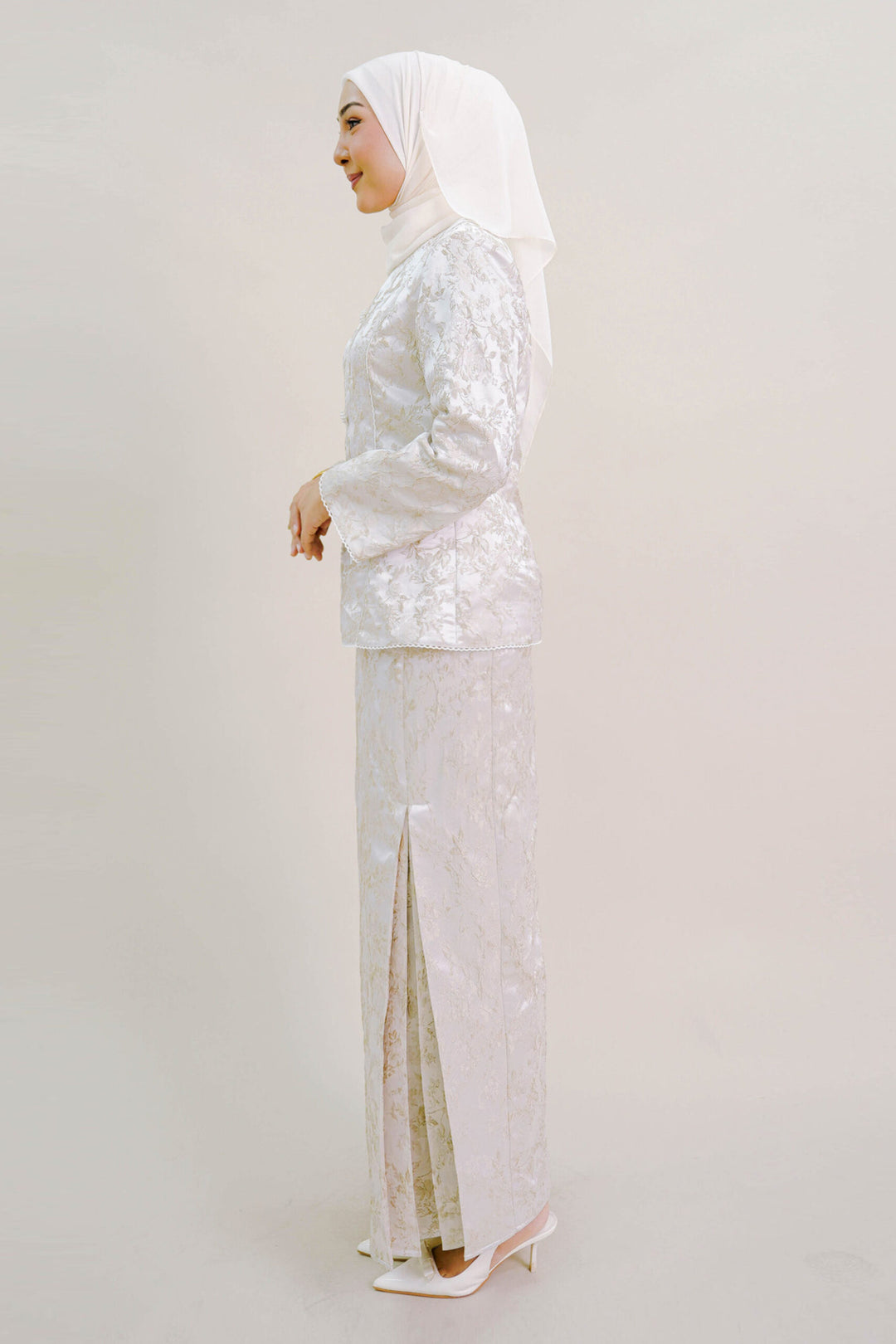 Clarisa Kurung in Champagne