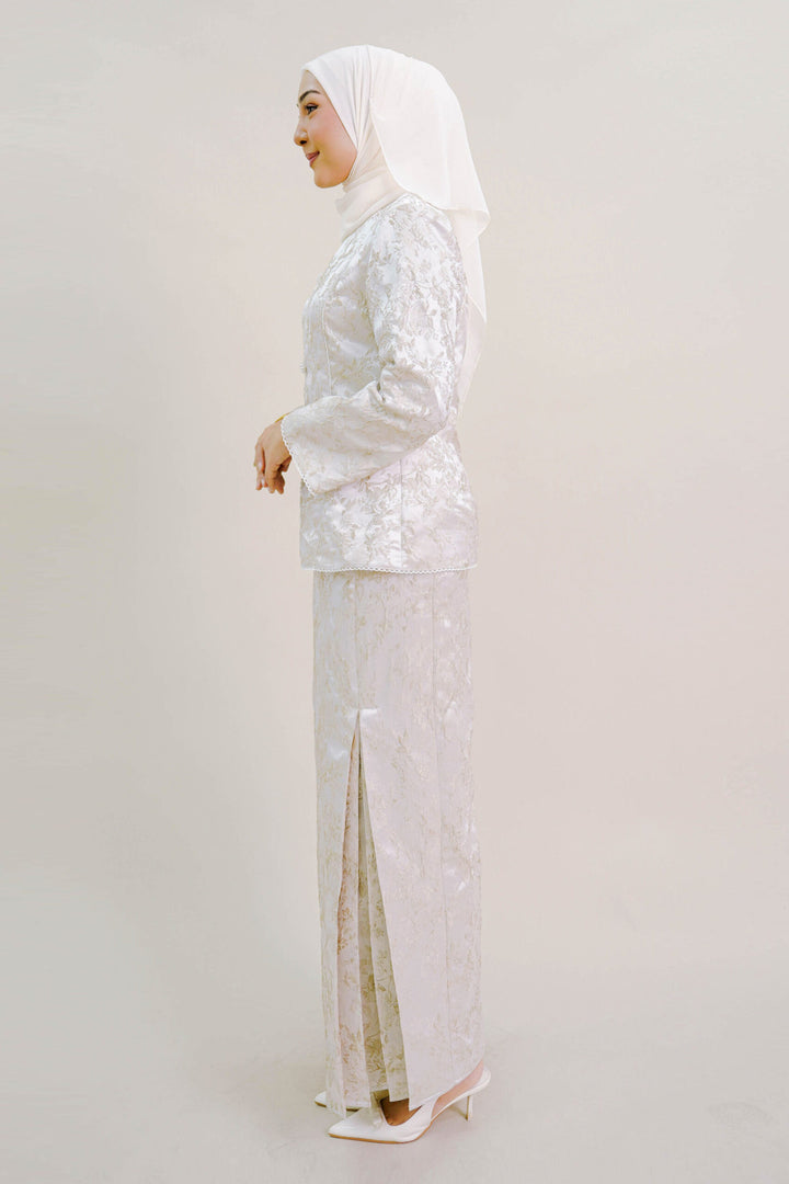 Clarisa Kurung in Champagne