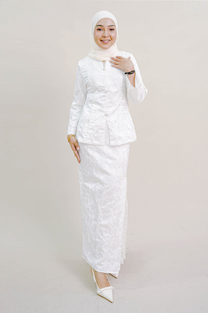 Clarisa Kurung in Off White