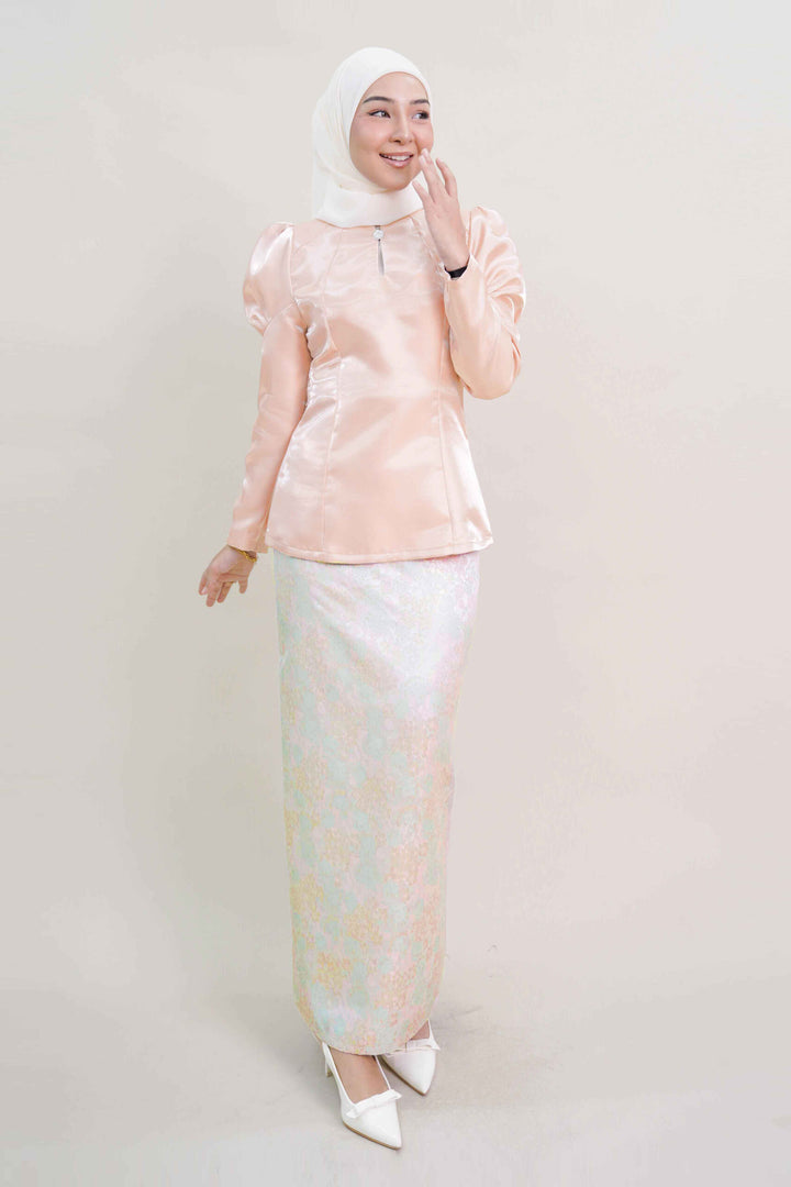 Zeeya Kurung in Peach Pink