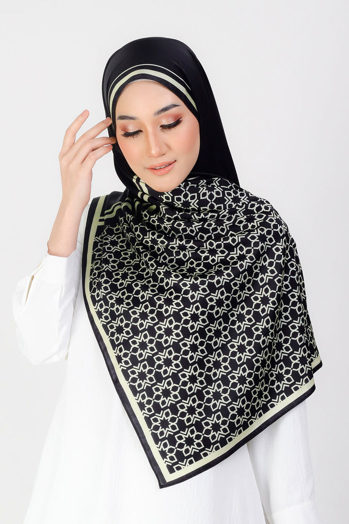 Zahra Printed Shawl Black