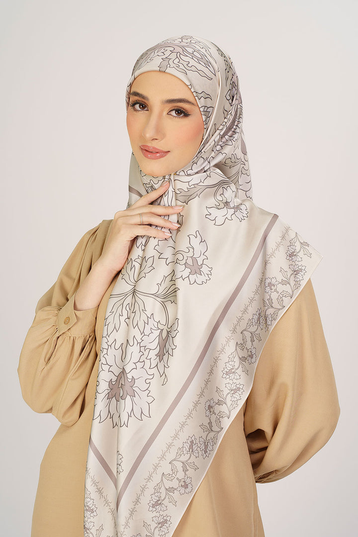 Hyra Satin Printed Square Beige