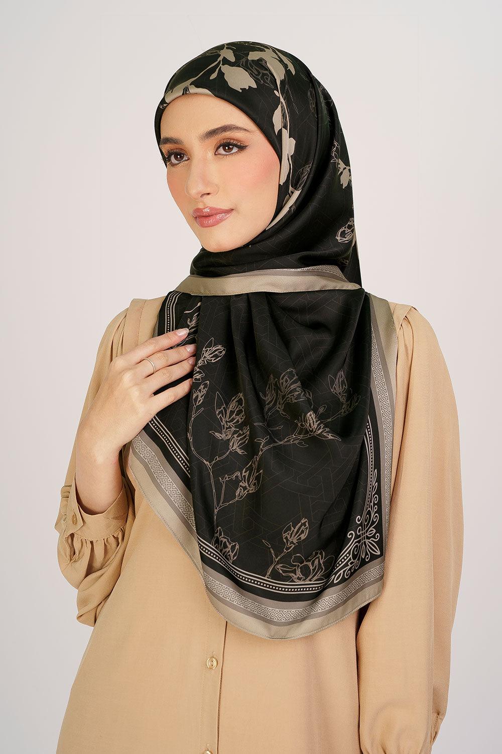 Sherly Satin Printed Square Black