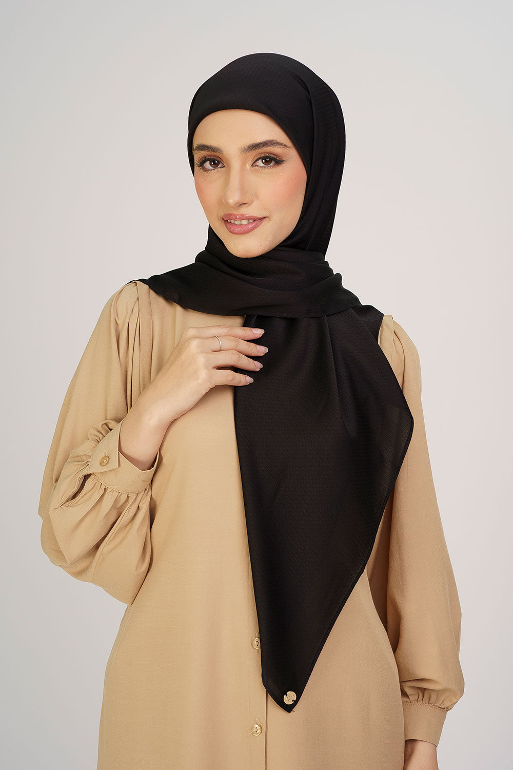 Jasmina Basic Square Plain Black