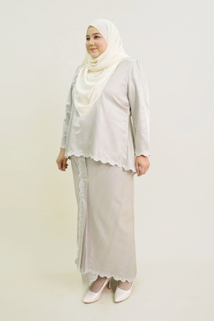 Della Plus Size Kurung in Silver