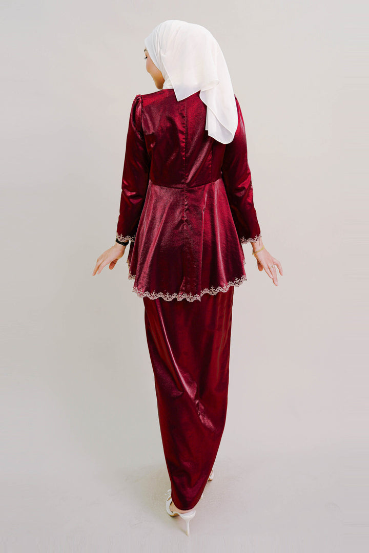 Della Kurung in Burgundy